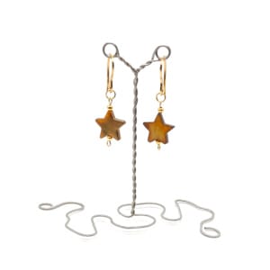 Kolczyki z gwiazdką - Masa perłowa, Pozłacana stal chirurgiczna KOL136